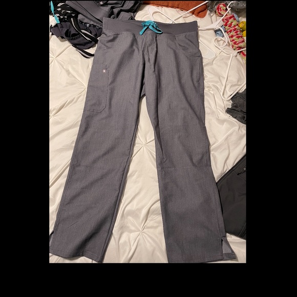 FIGS SCRUBS - Picture 2 of 4